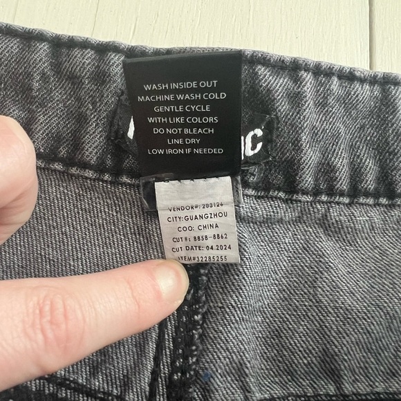 Hot Topic Womans‎ Black Frayed Star Patch Wide Leg Denim Pants Size Large Goth - Picture 6 of 7